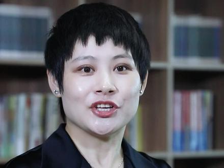 美丽的草原需要我们共同保护,游客开车碾压草坪违反了哪项法律法规?#抖来学法 #法律常识 @抖音小助手