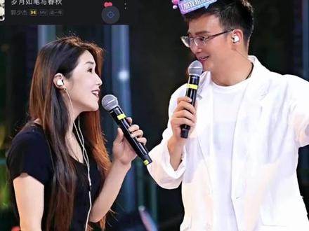 最近被这首歌刷屏了,打开抖音都是各种翻唱,两位原唱来了@郭少杰🕊️岁月如笔写春秋 @河南三妹(岁月如笔写春秋) 恭喜#歌曲岁月如笔写春秋 荣登酷狗热歌榜第一