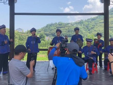 #非物质文化 #非遗文化传承 今天台湾电台来录制建始丝弦锣鼓中的围鼓戏片段!我也算是努力了,现记得唱词!😂😂😂