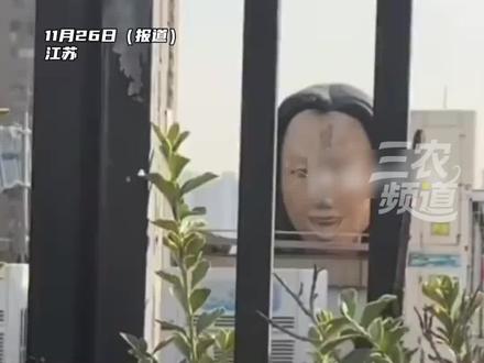 常州一商场楼顶现诡异人头雕像,网友称夜间被“盯”到发毛。商场回应:已经存在十年,目前未收到投诉。(来源:哈尔滨日报、扬子晚报)如有侵权,请联系删除。