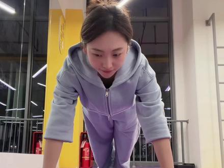 快@诡蜜来打卡!🔥 你的手势舞帆子又来了~这个建议宝宝们学完一遍过哈,多练几遍今天其他的就不用练了🥹#平板支撑挑战 #核心力量 #平板支撑卡点 #节奏 #手势舞