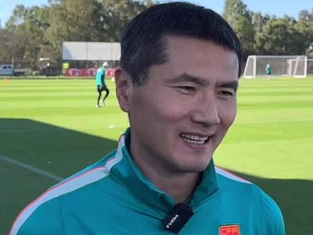 邵佳一展望喀麦隆之战 #国足 #中国男足 #中国足球 中国队当地时间30日傍晚前往训练场地进行出战喀麦隆队之前的赛前最后一练。主教练邵佳一分析喀麦隆队,并谈应对之策。