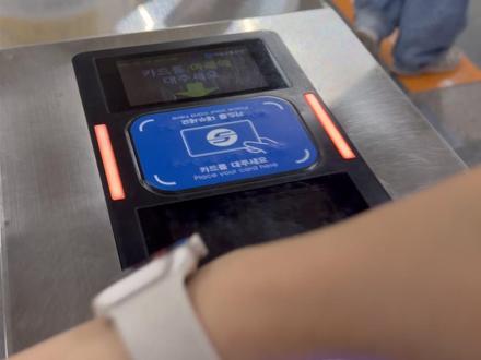 出国必看🗼6个AppleWatch旅行实用功能 快速查看航班信息
地铁、打车、买单 手表都能刷
手表导航,减少手机丢失风险
快速翻译,同声传译
实时查看天气
拍照时,手表查看手机构图
#applewatch #智能手表 #旅游攻略 #出国 #苹果手表