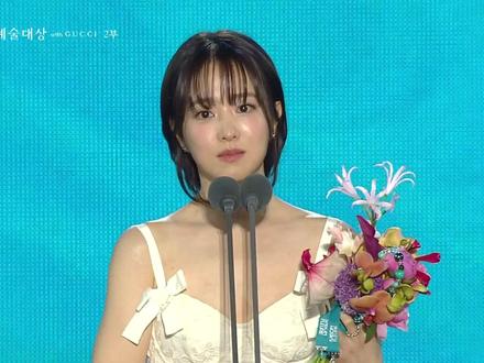第62届百想艺术大赏视后 朴宝英
获奖感言:我很讨厌竞争,无时无刻都必须证明自己的价值和作用,让我感觉负重前行。每当那时,看到身边如此多优秀的演员,我就不希望自己掉队,想做得更好。或许是不服输,总是咬着牙努力的那些时间,造就了现在的我。感谢时而成为良性的竞争对手,时而成为我的启动剂的许多演员,我想向你们表达最真挚的感激与感谢之意。带着极大的野心挑选的作品,直到开机之前,我都会每天担心反复后悔:“我为什么要选这个?”“我能演好吗?”每当那时,只要一看剧本,我就能重新鼓起勇气。感谢李江编剧写出了我无法错过的好故事,谢谢你写出的精彩的故事。非常幸福能作为未知和未来而活。拍摄时,每当我感到彷徨,朴信宇导演就会紧紧地握住我的手说“你现在是未知,是未来”,指引着我向前,真心感谢。拍摄时一人分饰两角并不容易,感谢尽心尽力的所有工作人员和演员们。感谢虽然没有出现过一次正脸,但专心致志的两位背影替身演员。感谢长久以来支持我的经纪公司同仁、我深爱的家人,以及一直陪伴我的粉丝。昨天已结束,明天未到来,请大家好好度过今天。#朴宝英 #未知的首尔 #百想艺术大赏