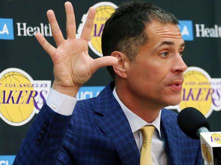 无缝衔接!肯纳德湖人首秀三分球4中2爆砍10分,湖人105:99狂胜勇士豪取3连胜!咱们湖人球迷总算是吃上细糠了#肯纳德 #湖人 #勇士 #佩林卡 #詹姆斯