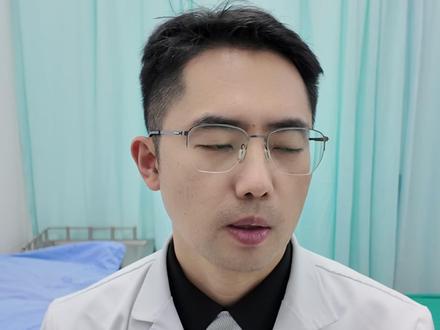 跨越屏幕的信任,就是我做科普的意义 做科普以来,在门诊上、医院里甚至超市、景点,经常遇到我的“粉丝”朋友给我打招呼,让身为i人的我有点不知所措,不过后面也逐渐习惯了……
其实我的本意是想通过网络平台给大家分享一些皮肤病科普,让大家不再走弯路
也想对认真看完我每个科普的“粉丝们”说:你点开的每个视频、收藏的每篇笔记,都是对我最大的肯定
最后想悄悄说:做科普这件事,我会一直“i”下去。把每个“你可能会遇到的问题”,变成“原来可以这样解决”的答案。毕竟,能让更多人少受皮肤困扰,就是我做科普得到的最大的收获!~
#薛斯亮 #做一个简单快乐的人 #抖出健康知识宝藏 #医疗健康创作训练营