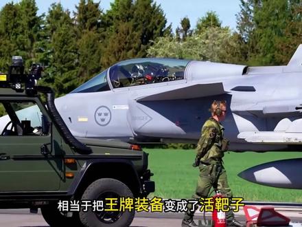 3000万的枭龙战机,4分37秒干翻4亿S-400?强大如斯 4分37秒干掉S400与13国追购,枭龙战机机,又一次一战成名,非隐身的轻型战机,真能在实战中碾压号称防空神话的S400,3000万美元的装备打掉4亿美元的防空系统,这4分37秒的战绩到底是实战封神还是刻意炒作,答案藏在现代空战的底层逻辑里,也藏着中小国家国防突围的最优解,很多人觉得枭龙赢在装备参数,其实恰恰相反,它的胜利是以巧破力的典型案例,现代防空系统就像精密的捕鸟网,S400这类装备更是号称能织密从超低空到高空的防御网,理论探测距离达600公里,可为啥在枭龙面前成了睁眼瞎,#硬核深度计划 #武器装备 #军事科技 #军事科普 #枭龙战机