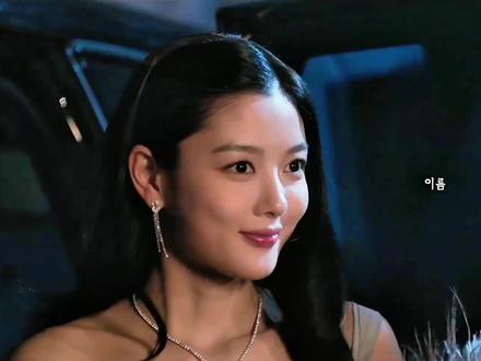 2025高能复仇爽剧韩剧《亲爱的X》 《亲爱的X》深刻讲述了白雅珍——一个在原生家庭阴影下成长的女孩的故事。
年幼的雅珍生活在酗酒母亲的家暴和父亲冷漠无视中,这让她早早体会了人性的复杂与现实的残酷。悲剧在她年幼时发生,父亲为摆脱现状,杀害了母亲并伪造意外,而雅珍目睹了母亲求救却选择冷漠离开。这段经历塑造了她复杂的人格。
进入高中后,雅珍展现出双面性:表面上她是成绩优异、人缘良好的学生,实则善于利用他人弱点,精心操控周围关系。她通过向老师哭诉凄惨身世获取同情与高分,也曾在班主任生日当天,通过寄送班主任的出轨照片给其丈夫并网络曝光的方式,令其身败名裂被开除,作为对其嘲讽自己是"没有母亲的可怜孩子"的报复。
雅珍与富家女同学沈圣希的矛盾是剧情重要冲突。面对圣希因嫉妒带来的欺凌,雅珍联合继兄尹俊瑞(对她充满保护欲)和同学金在武(曾偷窃被雅珍发现并收编),精心策划了一场令圣希身败名裂的陷阱,最终导致圣希被学校驱逐。
家庭方面,雅珍随父亲进入新家庭后,发现父亲视自己为摇钱树。她与继兄尹俊瑞关系复杂,并利用继母家庭的秘密达到自己的目的,甚至设计使继母被捕。
尽管雅珍成功清除了校园中的障碍,考上了大学,但她的父亲仍不断纠缠勒索。同时,金在武为保护弟弟失手杀害家暴父亲,在雅珍指导下通过法庭表演获得减刑。一位经纪公司总裁向雅珍发出成为明星的邀请,但遭到她的拒绝,似乎她有着自己的打算和追求。
#亲爱的X #韩剧推荐 #抖音精选 #了不起的精讲团 《亲爱的X》第七集 第八集敬请期待!