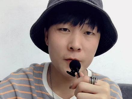 黑皮可染的绝美发色-紫罗兰。掉色周期长。能够维持三个月。掉色过程紫罗兰-雾紫色-雾感紫灰色。低调梦幻。喜欢的美女不要错过#抖音小助手 #发色推荐 #不用漂的发色 #鞍山染发 #质感染发 #显白颜色