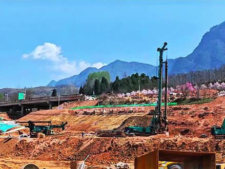 原创视频分享:十天高速成县到小川段道路应急处置施工最新进展。十天高速徽天段(成县--小川)道路应急处置施工,实施双向交通管制已经九个月了(2025年7月2日封闭),本月底能否完工恢复通车,备受关注。今天路过有幸拍到了最新进展的视频,供大家参考。感谢大家浏览。后续报道将及时跟进。#成县#我负责拍摄分享你负责欣赏#我的城市由我拍 #登上山顶看美景 #风景如画的地方