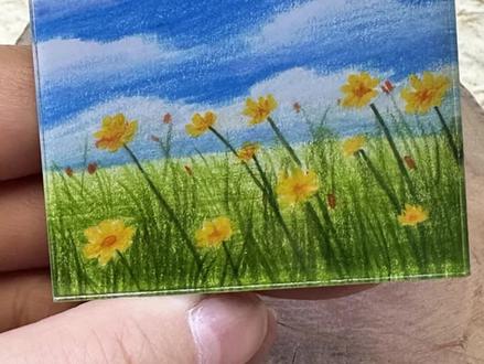 新手闭眼冲,夏日氛围感彩铅风景画教程来啦,起稿到上色巨详细! 新手宝子们看过来!超友好的夏日彩铅风景画教程来啦!没有复杂技巧,每一步都讲得明明白白,不用怕跟不上,画出来的蓝天白云小黄花氛围感直接拉满,成品还能做成冰箱贴,实用又好看,赶紧码住学起来!#彩铅风景 #绘画教程 #画画打卡 #挑战100天成为绘画博主#画画教程