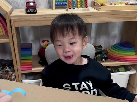 快带娃试试‼️用一张纸做了个会跑的小马🐎
材料:一张硬卡纸 一把剪刀 一个斜坡
一匹没有电 没有发条的小马 竟然会自己一步一步跑下坡 太神奇啦~孩子玩到停不下来 #启蒙早教 #在家早教 #益智玩具 #亲子互动日常 #手工