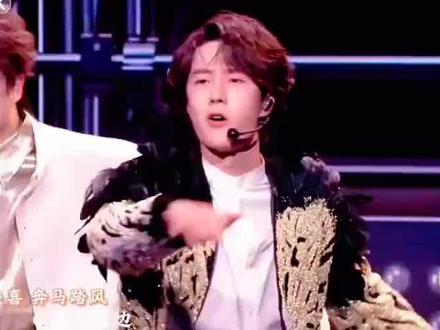 深度解析王一博春晚舞台细节及运镜!媚眼抛给瞎子看春晚运镜版哈 横扫千军一脚滑破了央视地板确实夯爆了,但王一博这么明显的Popping 连震春晚直播舞台上,我竟然都没看清,央视你这个该近不近、该远不远的运镜,真让我错失了好多舞台大招细节啊!外行看热闹,内行看门道!镜头运镜一般,对于舞者来说,真就相当于素颜出镜了吧,而王一博恰好还真是最不怕素颜的人了,毕竟他这种大开大合硬技能开大的old schoo风格,舞蹈不怎么靠花哨的编排堆砌,都有那种每个关节都在跳舞的极致冲击。别人靠运镜加分,他靠实力给镜头兜底! #王一博 #王一博郭富城跨代舞王同台 #王一博连震 内容出处微博视频号