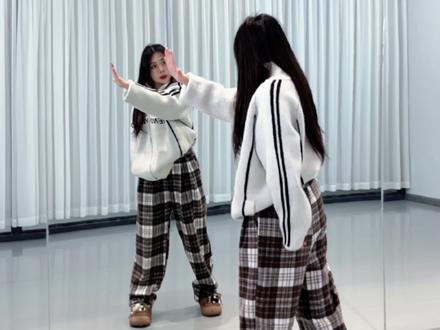 不许笑挑战😂跟你抽象的好朋友一起,你一遍,她一遍~#滑溜溜海豹舞挑战 #海豹舞 #简单易学舞 #和姐妹合拍 #抖音舞蹈年终盘点 @DOU来跳舞