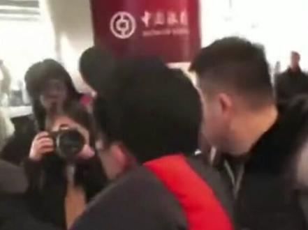 比国内还火!易烊千玺抵达纽约,在机场被几百粉丝围堵,好疯狂!