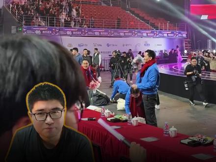 马化腾这次真急了 #马化腾 2026 #腾讯年会 发言信息量巨大!一向低调的他,为何罕见地点名批评友商,还公开承认 #腾讯AI 掉队?微信面临的真正危机究竟是什么?从“捧阿里踩字节”到重组AI团队,带你读懂腾讯背后的战略焦虑与自救之路。 #微信