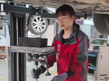 咱们生活都不容易,今天换嘞这个传动轴,车主大哥开心,俺也开心☺☺#女学徒 #奔驰 #宝马 #奥迪 #传动轴 #异响