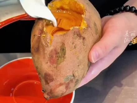 将红薯掏出一个洞 #义乌商家推出“暖手暖心”烤红薯拿铁 爱吃红薯的和爱喝咖啡的人都“有福了” (来源:美丽浙江)
