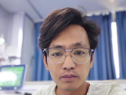 透析小知识·冰水解渴小妙招 很多透析的朋友都特别想喝冰水,其实不是我们嘴馋,是身体有原因的。
一方面,透析后身体容易燥热、口干发黏,嘴里总是又干又热,温水只能暂时缓解,冰水一入口能瞬间压住燥热感,所以会特别想喝。
另一方面,体内毒素和代谢问题,会让我们一直有口渴的感觉,冰水能暂时麻痹口渴的信号,让人觉得舒服很多。
但冰水不能多喝,太刺激肠胃,还容易忍不住喝多,导致涨水超标,透析时脱水多了就容易抽筋、心慌。
实在渴就含一小口冰水慢慢润喉,或者含块冰,解瘾又不会喝多。
#透析小知识 #肾友日常 #透析干货