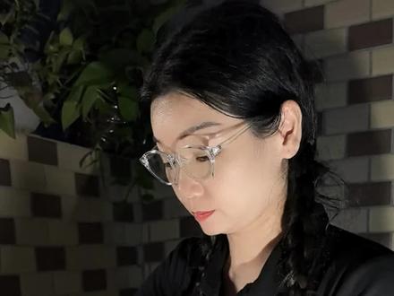 #给阿嫲的情书 #了解潮汕姑娘刻进骨子的里善良
木生一生只爱淑柔,深刻而真实的还原了潮汕男人的家庭观念,淑柔从青丝到白发守候着她跟木生的家。南枝一生未嫁,靠着摆摊养两个家庭,她坚守她内心的信念,她见证木生与淑柔的爱情,小心翼翼守候了木生妻儿一生。