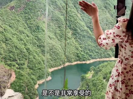 这里是浙西南偏远的山区县遂昌,山高林密,空气清新,生态好,人淳朴。很多人来度假旅游都很喜欢这里。但是这里的导游却很辛苦。景区都是山水田园为主,导游基本都是爬山走路体力大消耗。我是遂昌的第一个农文旅主播,要不是山里长大的姑娘,做了10几年导游的毅力,我早就放弃了。有时候想想付出和回报是不成正比,但也一定要付出,即使回报只有一点,那也证明是成功的。当有天真的坚持不下去了,想想至少还有走过的那么多路,留下的一个个来之不易的短视频和一场场不放弃的山里的直播,带给了喜欢看山水风光的你们,留给自己美好的回忆。还有抖音上认识的朋友们,曾经那么默默的支持我。值了!#乡村守护人 #丽水全域旅游推介专员 #古村落风景 #丽水宝藏古村 #悬崖咖啡馆