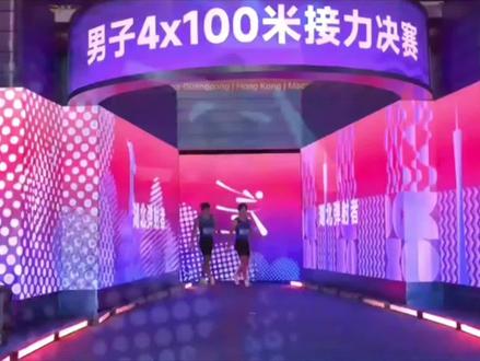 湖北男子4x100m接力全运会冠军金牌🥇 在2025年11月20日晚举行的第十五届全运会田径男子4×100米接力决赛,湖北队以38秒60的成绩强势夺金。参赛队有湖南、广东、福建、江西、湖北、江苏、山东和四川。最终江西队38秒64获银牌,江苏队38秒68获铜牌,东道主广东队因交接棒失误以38秒71位列第四,36岁苏炳添的职业生涯“最后一舞”留下遗憾。
比赛过程
决赛枪响,各队首棒同时出发,湖北队首棒起跑迅猛建立微弱优势,第二棒衔接流畅,牢牢守住领先位置。江西队与江苏队紧咬不放,三队形成第一集团。
关键的第二棒交接,广东队出现失误,首棒苏炳添全力递棒,但二棒刘洪熙启动过早,两人在接力区浪费近0.5秒,被其他队拉开差距。后半程广东队虽奋力追赶,但为时已晚。
最后100米,湖北队第四棒顶住江西队冲击,以毫厘优势率先撞线,38秒60的成绩刷新队伍赛季最佳。
夺冠原因
团队配合:湖北队在接力过程中配合默契,交接棒环节几乎无懈可击,确保了接力的流畅性。
个人能力:由“新科百米飞人”李泽洋领衔,团队个人能力出色,李泽洋等选手在关键时刻爆发力强。
战术安排:教练赛前制定详细战术方案,充分考虑各个选手特点,让每位选手在最佳状态出战。