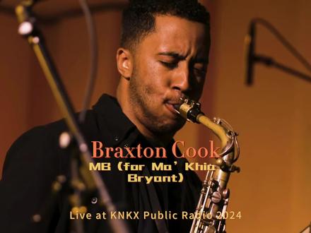 Braxton Cook被视为当代爵士乐界最令人兴奋的新声之一。他不仅在中音萨克斯风演奏上展现出世界级的精湛技艺,同时也是一位才华横溢的歌手、词曲作者和多乐器演奏家。他的音乐融合了爵士、灵魂和另类R&B,形成了他独特的风格。
Braxton Cook一直以来都将音乐作为社会变革的工具,以音乐的形式记录并纪念那些因不公正而失去生命的人。他在《MB》中表达了对 Ma’Khia Bryant 生命被夺走的悲痛,同时也在呼吁人们关注黑人社群长期面对的警察暴力问题。
MB (for Ma’Khia Bryant)
Braxton Cook - saxophone
Javier Santiago - piano, keys
Jermaine Paul - electric bass
Jonathan Pinson - drums
#Jazz #即兴 #爵士乐 #乐器演奏 #萨克斯