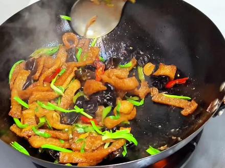 爆炒猪皮 没有胃口的时候就做这道爆炒猪皮,Q弹入味,特别下饭#家常菜#下饭菜#爆炒猪皮#美食 #猪皮@DOU+小助手 @DOU+上热门