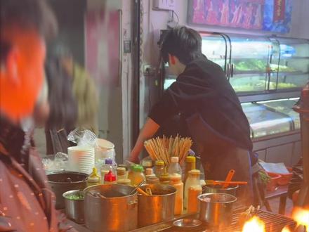 重庆街头炭火烧烤!先烤后炒粗中有细! #好好吃饭 #心动打卡指南