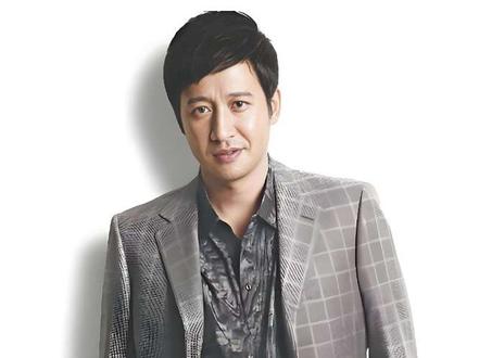 演员张国强回忆道:片酬谈崩那晚,于震摔门走了,导演康洪雷盯着空荡的排练厅,抄起手机就给我打了电话。#热点 #明星背后故事 #张国强 #热门 #士兵突击