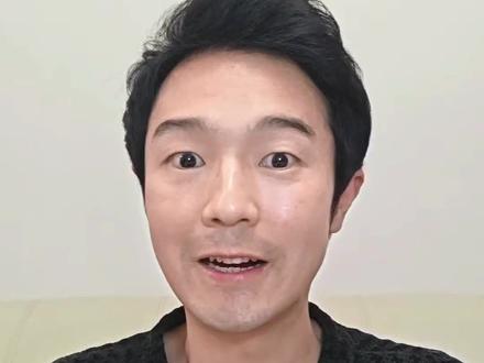 你会用日语读电话号码吗?今天教你像日本人一样自然流利地念电话!
✅ 正确读法要记住这几点:
1️⃣ 两个数字一组念
2️⃣ 音调是“低→高→高→低”
3️⃣ 多出来的数字按「单独念」的重音读
4️⃣ 遇到“2”和“5”时音节拉长一拍
5️⃣ “-”读成“の”(也可省略不读)
🌟 视频中未展开的细节补充:
📞讲电话号码时
0 → 要读「ゼロ」不读「れい」
4 → 要读「よん」不读「し」
7 → 要读「なな」不读「しち」
#日语学习 #日语发音 #日语教学 #电话号码 #日语纠音