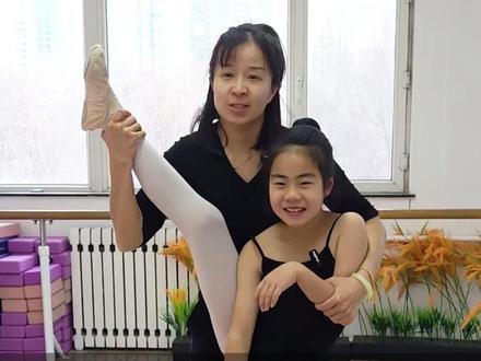 老师给学生搬腿用尽全力,被学生打了哭的泣不成声#舞蹈 #剧情