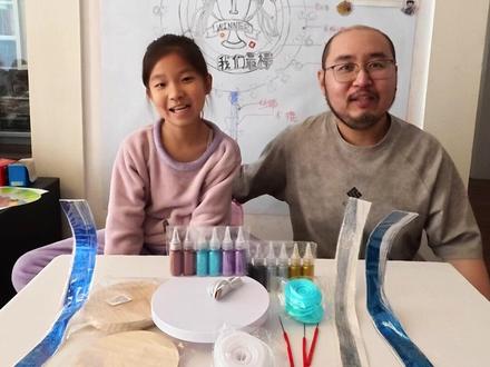 手工diy运动会班牌 运动会班牌,老师说自己做更有意义。
闺女回来就上头了,要做一个全年级最好看的。我配合她,从画图纸到撒亮粉,从头搞到尾。奖杯她量的,字她选的,颜色她定的,我就负责打杂和被嫌弃。
#少儿美育 #diy #运动会班牌 #亲子活动 #大连美术