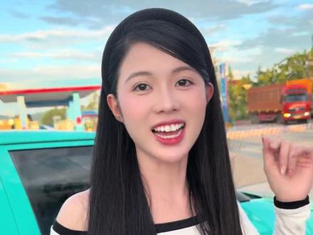 越南风情:弟弟终于回家了 弟弟15岁离家,孤身一人无依无靠在城市打工养活自己,难以想象这四年是如何度过的,也许是从小家庭的悲哀历练了少年的心志,但不管怎样,小小年纪在复杂的城市打拼并没有染上不良的嗜好这倒是让阿炮敬佩不已,弟弟跟姐姐阿元一样像一颗坚韧的小草,风雪不能摧残他们,苦难不能屈服他们,我希望有一天他们都能带着妈妈一起盛开美丽的花朵,过上幸福的生活#越南风情#泰国黑姜洗发水