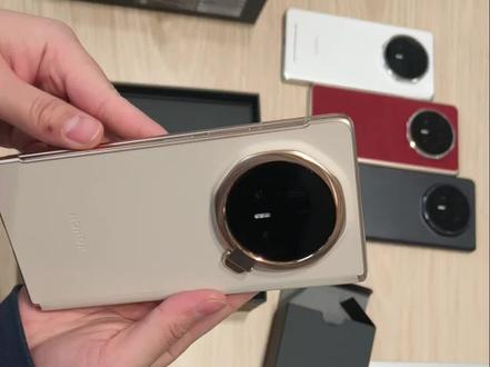 新鲜热乎的荣耀magic V6开箱视频来啦! 手机壳一戴,镜头直接站起来了!我寻思这哪是手机,分明是当代桌面艺术品啊,连充电线都开始羡慕它的独立人格。谁懂啊,我还没学会用它拍照,它已经自己支棱起来给我看世界了。荣耀MagicV6,你赢麻了!#荣耀MagicV6#科技迷惑行为#手机新姿势