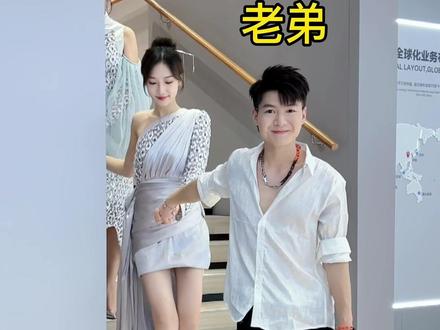 感谢缘分让我们相遇,谢谢老爸让我拥有这么多姐姐,小哥哥上辈子拯救了银河系嘛!真的是福气至极啊😂哈哈@大瑞瑞🌈@178小柚子@大福爱吃罐头@尹鹏鹏鹏鹏@小澜@斌少小号✨@豪哥车模之家#豪哥车模之家#斌少#2022重庆车展