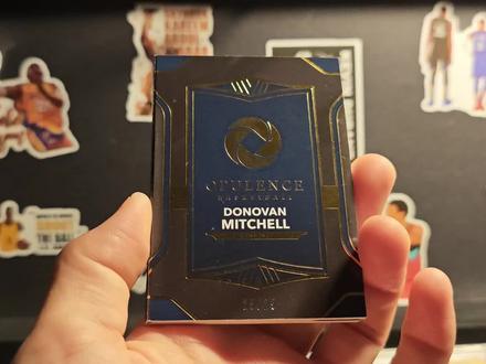 一张球星卡,一个小故事。今天分享我的挚爱卡——多诺万·米切尔。一个有态度,有风格的超级得分后卫。#nba球星盘点 #球星卡 #米切尔