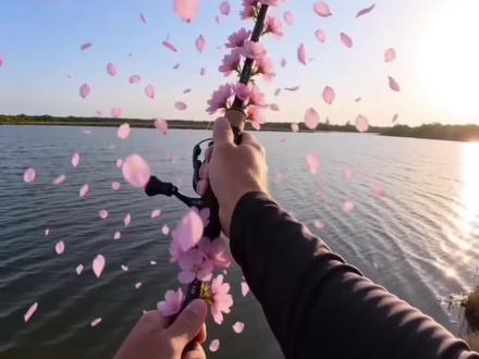 用最温柔的杆,钓最大的鱼#豆包ai #豆包出大片有两把刷子 #春天就要梨花带鱼 #梨花带鱼 路亚特效钓鱼视频 路亚上鱼特效cg风格 路亚上鱼精彩瞬间 路亚带花 路亚带花的特效 路亚樱花ai指令 路亚樱花ai指令教程