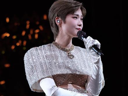 被李宇春可爱到了,清唱粤语改编版《无价之姐》,问当地的朋友能不能听懂#李宇春#无价之姐#李宇春深圳演唱会