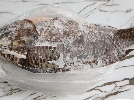 冰冻鱼不要用水泡了,卖鱼老板教的一招解冻好跟新鲜的一样,快捷