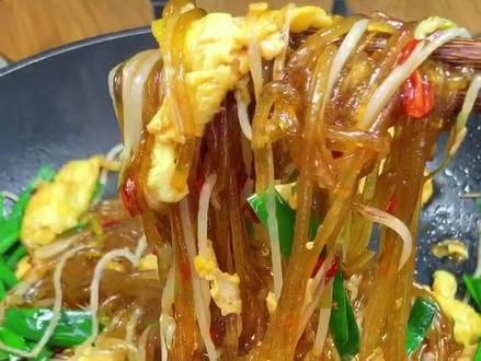 今天分享个红薯粉炒着吃的做法,太好吃了,吃完盘子都不用洗😄#美食