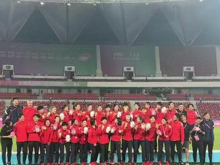 十五运女足成年组江苏队以不败战绩最终夺冠
女足名宿、中国足协副主席孙雯
给姑娘们颁发金牌
与江苏队主教练陈婉婷拍肩互相致意