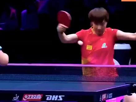 30板极限对轰震撼全场,乒乓名将功底源于日夜淬炼
世乒联总决赛女单1/8决赛中,王曼昱与张本美和的30板极限对轰,成为引爆全场的名场面,解说员连声惊叹“这是体能与技术的双重巅峰”。这一回合不仅展现了顶尖对决的张力,更印证了双方功底背后日积月累的艰辛付出。
比赛第三局战至3平,两人展开中远台拉锯,球路在直线与斜线间不断切换,落点精准贴线。王曼昱凭借1米76的身高优势扩大护台面积,反手相持坚如城墙,每一拍都蕴含强大旋转;张本美和则以近台速度反击,不退台的搏杀姿态尽显韧劲,双方你来我往僵持30板,赛场掌声此起彼伏。最终这一局虽以张本美和13比11扳回告终,但这段对轰成为整场比赛的焦点。
震撼瞬间的背后,是无人知晓的苦修。王曼昱为精进前三板技术,在训练中反复打磨发球旋转与落点控制,肩伤未愈仍坚持高强度对抗训练;张本美和为突破“八连败”瓶颈,特邀朱雨玲作为陪练,针对性强化多板相持能力,深夜仍在场馆模拟赛场灯光练习视野捕捉。两人的每一次挥拍,都是千锤百炼后的肌肉记忆,每一分坚持,都源于日复一日的汗水浇灌。
这场巅峰对决告诉我们,竞技体育的魅力从不止于胜负。30板对轰所彰显的,是顶尖选手的扎实功底与坚韧意志,更是“台上一分钟,台下十年功”的真理。愿这份对极致的追求,能激励更多人在追梦路上脚踏实地、永不言弃。