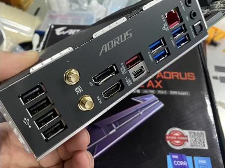 技嘉Z790M小雕,接口太多用不完,马甲太厚还要加铜管,5V接口上下个有一个#技嘉够给力 #diy电脑 #主板
