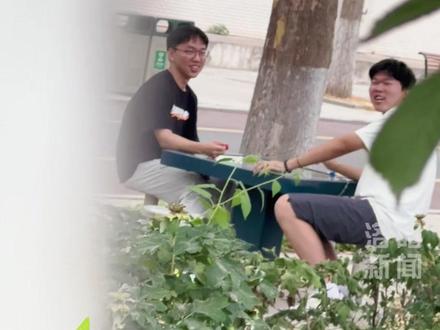 在本校考试的洛一高学生,数学考试刚结束就开始悠闲下棋模式! 网友:这心态就对了,一看就是学霸~#2025洛阳高考 #高考数学