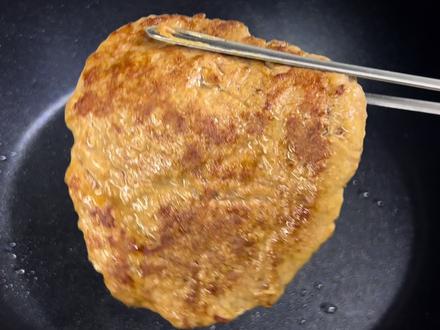 春天孩子长身体的时候可以多吃点牛肉,自制一些鲜嫩多汁的牛排,真材实料做法简单,早上煎上一块,开启元气满满的一天#跟着抖音做美食 #真实生活分享计划#自制牛排#分享#早餐吃什么@抖音小助手 @抖音美食推荐官