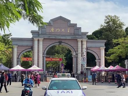 厦门的南普陀寺,里面供奉着观音菩萨,香火很旺!