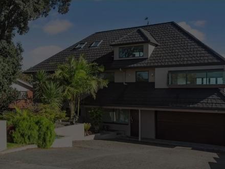 豪宅无破坏痕迹,她却被装进行李箱,最终真相被揭开 一名身价超千万的新西兰华裔女商人在别墅里离奇失踪,现场没有暴力破坏的迹象,门窗完好无损,室内陈设如常,只有监控被悄无声息地拆除。随着警方的介入,一个更让人不寒而栗的细节浮出水面,在她失踪前,一直有一双眼睛盯着她的一举一动……