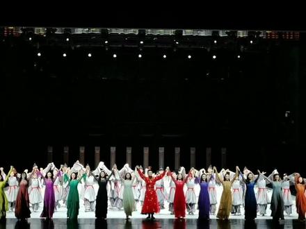 5.7南京舞剧红楼梦|红楼入金陵
关于返场真的很搞笑,由于幕布反复五次升降,演员们被迫返场了五次,最后一次准备下台了又被迫返场真的笑死,蹦蹦跳跳比心的黎星太可爱了!
#舞剧红楼梦 #观剧 #观剧报告