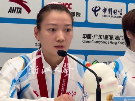 #黄雅琼达成圆满结局 ,11月14日,全运会羽毛球女团浙江3:0战胜江苏,奥运冠军黄雅琼的终极愿望实现了,拿到了全运会金牌,达成圆满结局,笑称:自己没有上场就“躺赢”了。五次参加全运会最后一届夺得第一枚全运金牌。(浙江之声记者马欣宇 何宜)#2025全运会 #媒体精选计划 #黄雅琼 #羽毛球